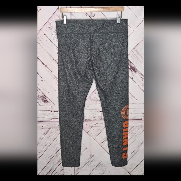 PINK Victoria's Secret Giants Party In The Outfield Cropped Legging - Picture 2 of 3